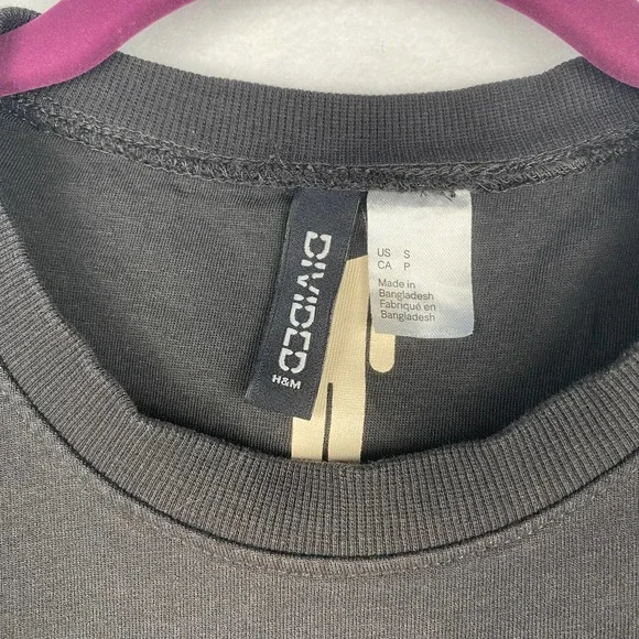 H&M Billie Eilish Sz S‎ Long Sleeve Crewneck Print Sweatshirt Oversized Gray Top - Picture 3 of 6